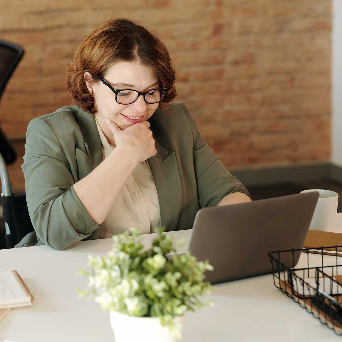 A Female Leader Is Pleased By The Ease Of Using Smart Content